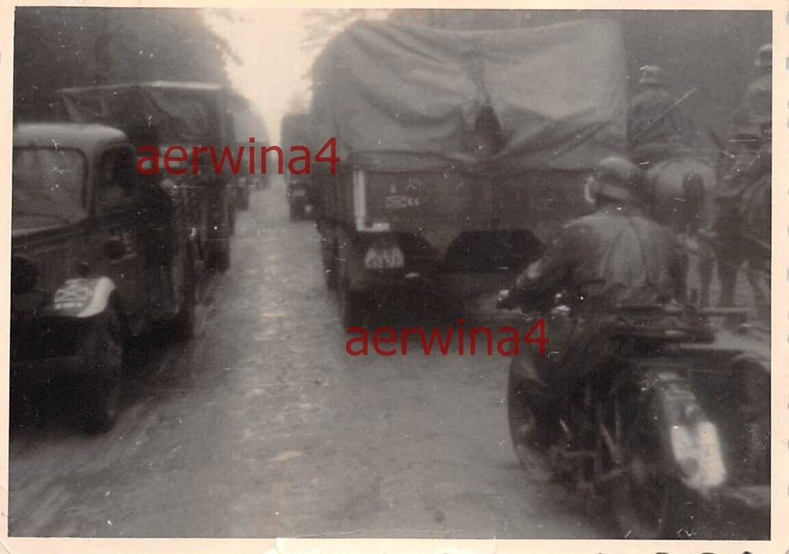 Kradschütze mit Motorrad auf Vormarsch Strasse Rollbahn Ostfront