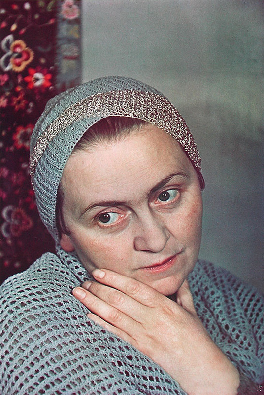 Adrienne-Monnier-Inclined-head-and-hand-on-her-chine-Paris-1938