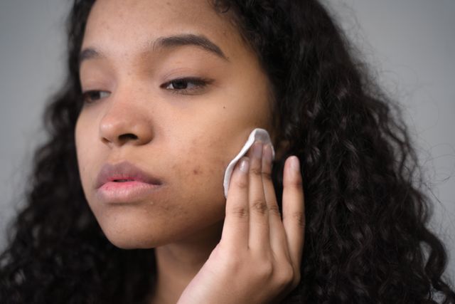 a woman with dull, tired and dry skin using glycerin to make her skin hydrated and supple. 