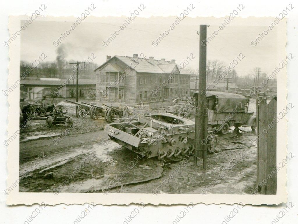Foto, Wehrmacht, zerstörter deutscher Panzer in 