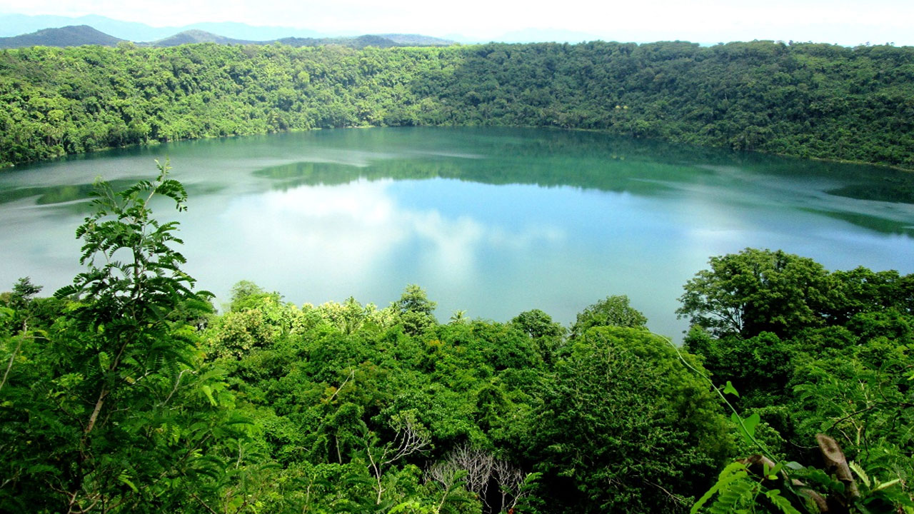 Menikmati Keindahan Danau Waibelen yang Sangat Menawan