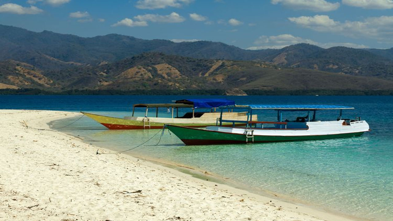 Taman Laut 17 Pulau Riung di Flores