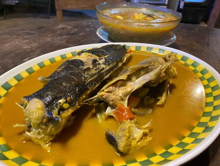 Menu asem-asem ikan sembilang di Waroeng Joglo Merah Putih, pilihan tempat makan siang enak di Surabaya.