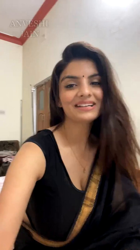 [Image: Anveshi-Jain-Black-Saree-Live-mp4-0005.jpg]