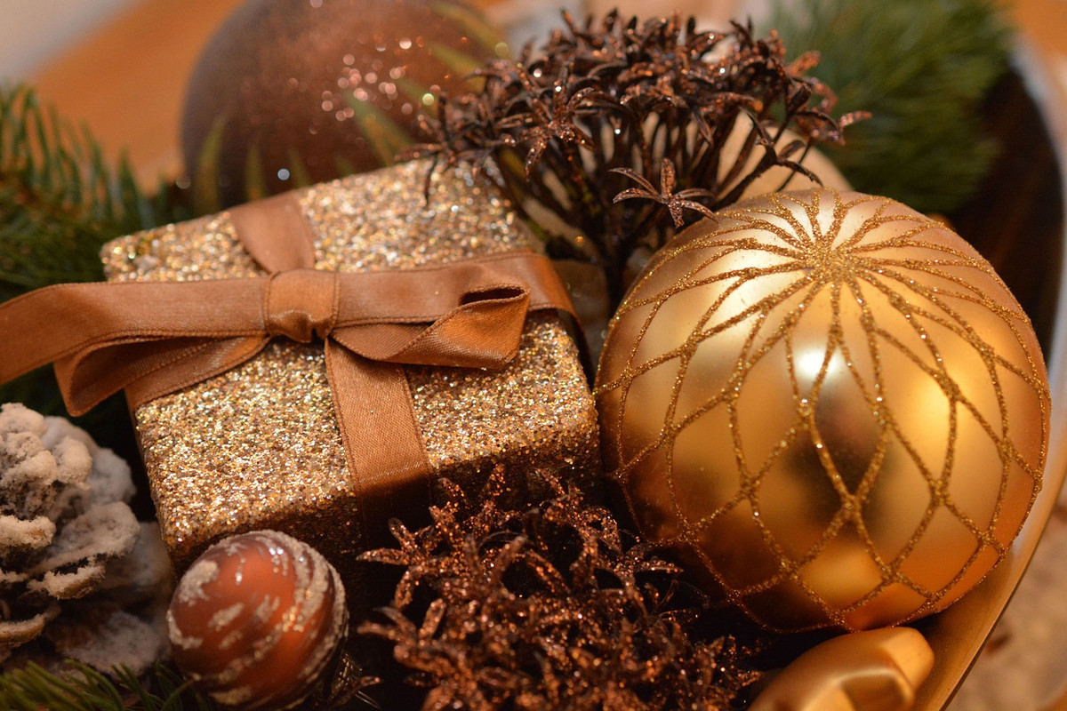 gold-christmas-balls-1063070-1280.jpg