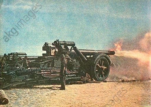 Dt. Artilleristen laden Geschütz, 1942.4