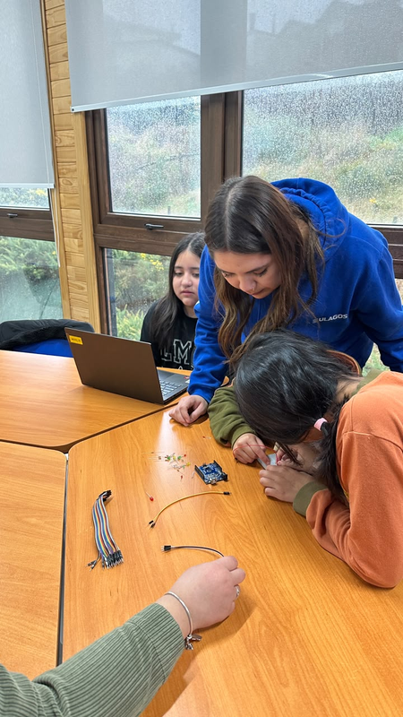 Estudiantes del Colegio Monte Verde exploran el mundo de la programación y la electrónica en la Universidad de Los Lagos