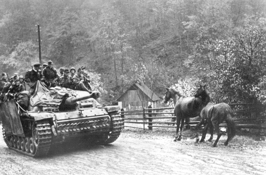 Unidades de la Horst Wessel subidas en un Stug III en 1944