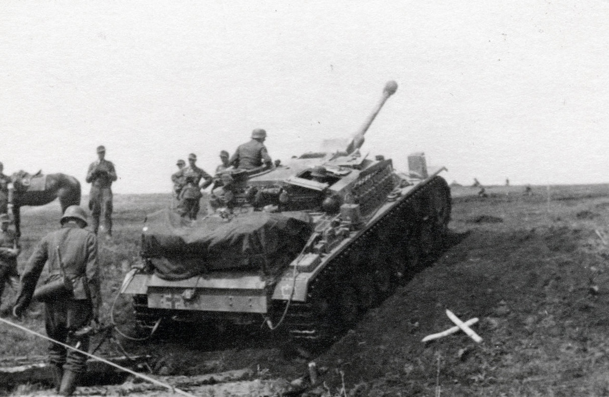 Ein Panzer fährt aus einem Graben.1