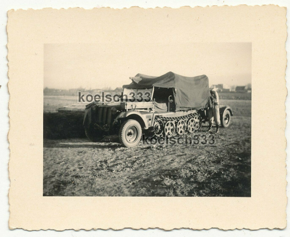 Foto Flak Panzer Halbkette der Luftwaffe mit Plane über Geschütz mit Anhänger