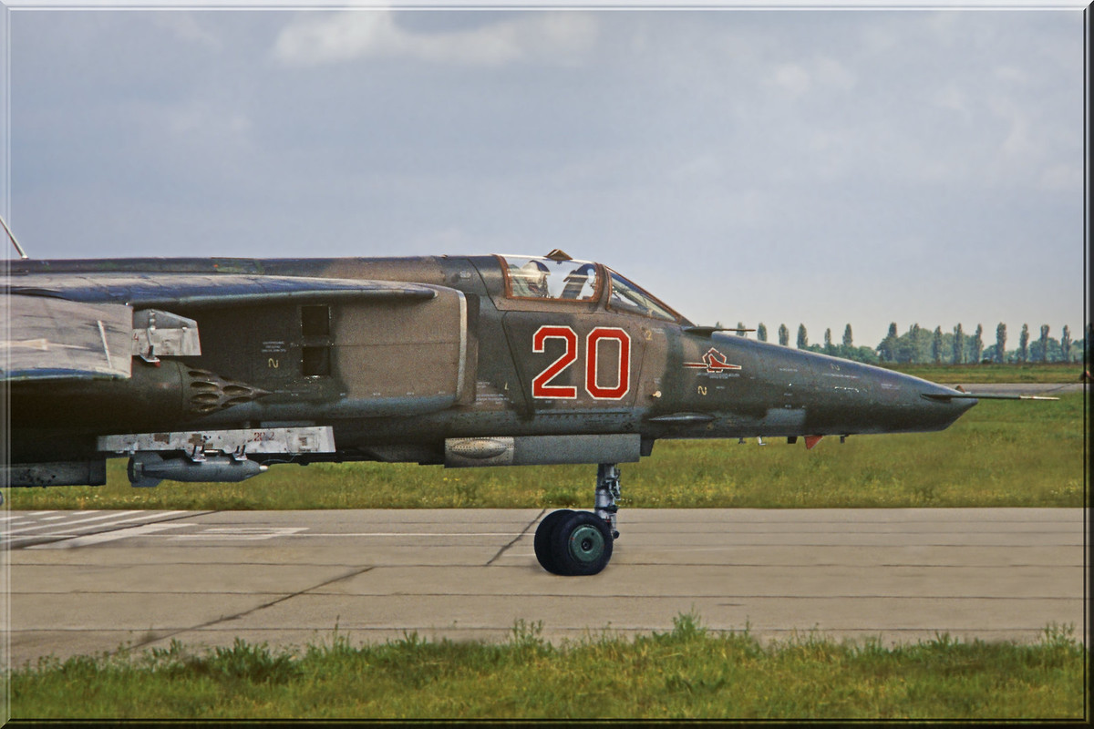 296 APIB MiG-27M 20 Red, Summer 1990_2