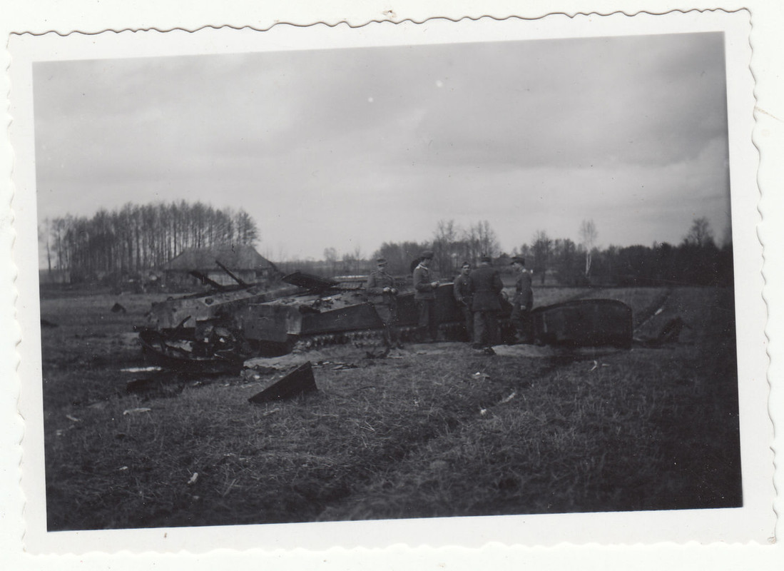 Zerstörte Panzer Kettenfahrzeug