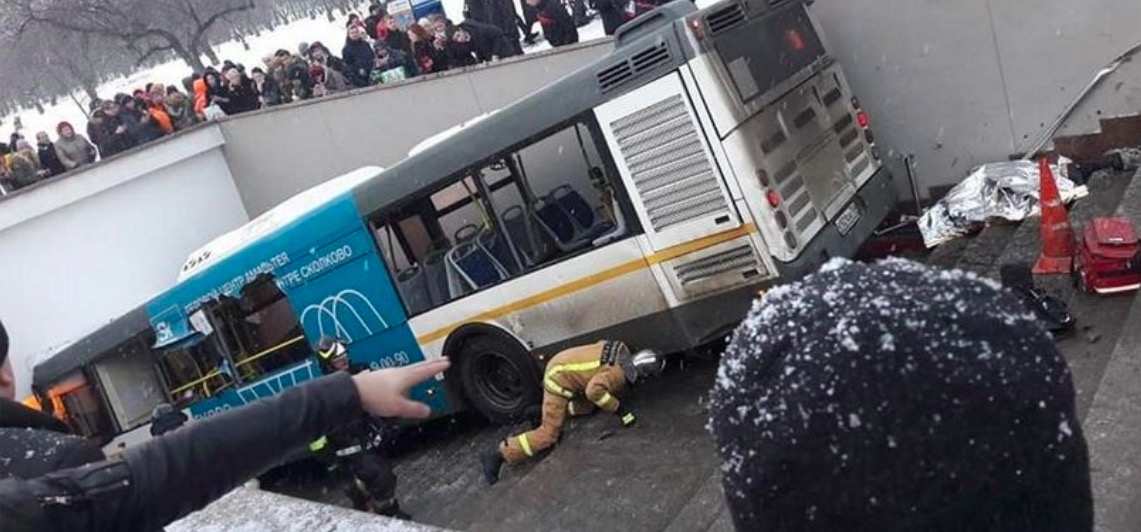Accidente de autobús en Moscú deja 5 muertos y 21 heridos; conductor se durmió