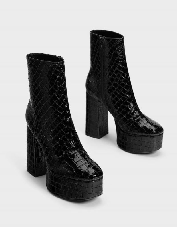 Bershka crne kratke čizme sa platformom u kroko dezenu