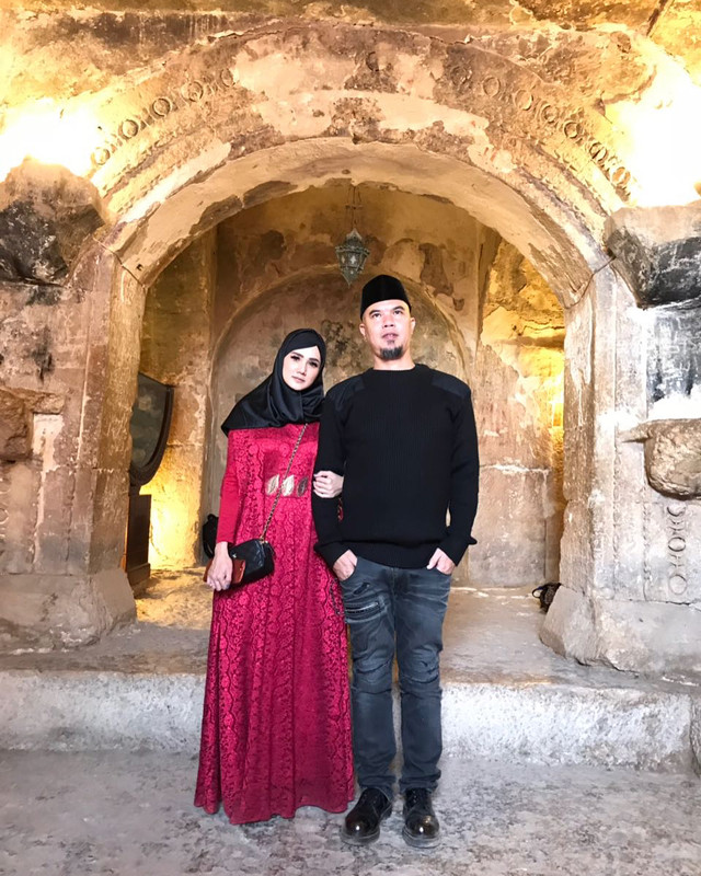 Mulan Jameela dan Ahmad Dhani wisata religi di Ashabul Kahfi 