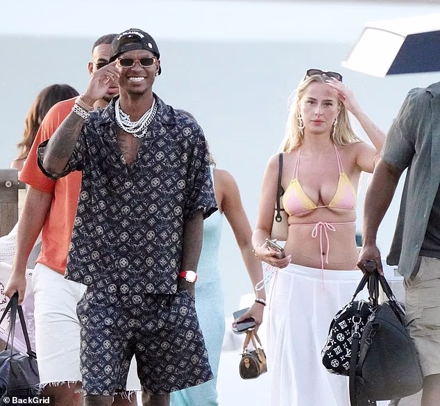 98961887-14775225-Marcus-Rashford-was-spotted-enjoying-some-summer-sun-alongside-a-a-1-1748941898534.avif