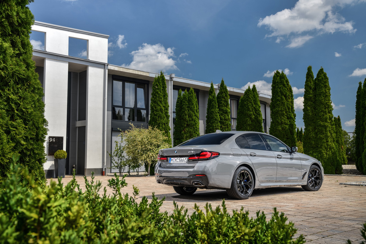 P90395447_highRes_the-new-bmw-545e-xdr