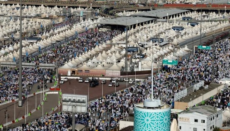رحلة الرجم ومجاهدة النفس: حجاج بيت الله يواصلون رمي الجمرات في أجواء إيمانية