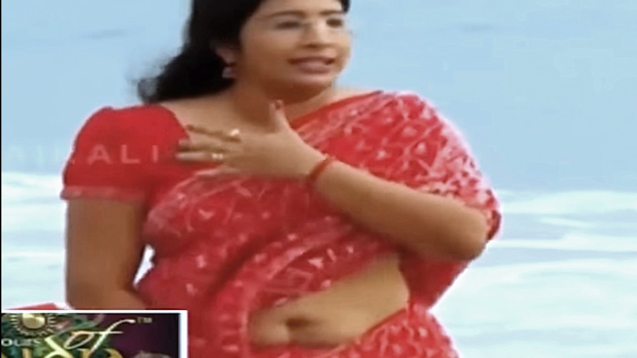 Lekshmi Nair Clear Navel Show.mkv_snapshot_00.04.310