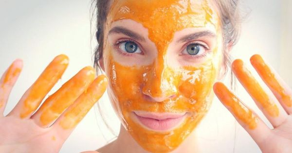 devojka sa medom na licu i rukama