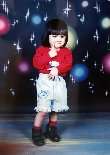 Febby Rastanty kecil bergaya di depan kamera