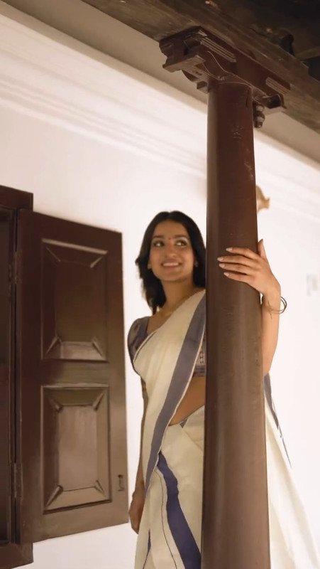saniya iyappan navel in set saree.mp4_snapshot_00.28.661
