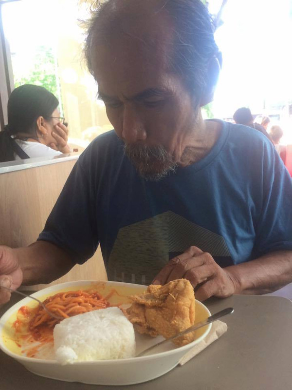 Jansen Locsin menikmati makan siang ditemani mahasiwi yang baik hati