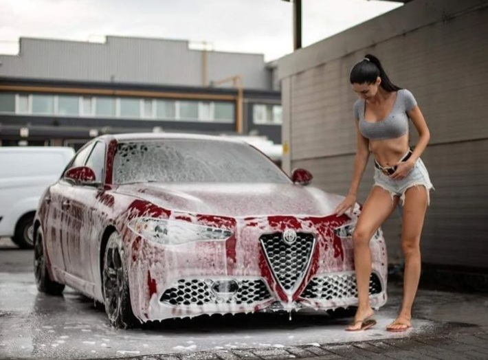 Chica Alfa Romeo Giulia Lavando