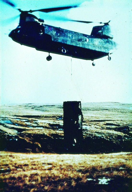 _Puente_Río Murrell_Roderick_Macdonald_ Chinook levantando un APB (Air Portable Bridge) construido