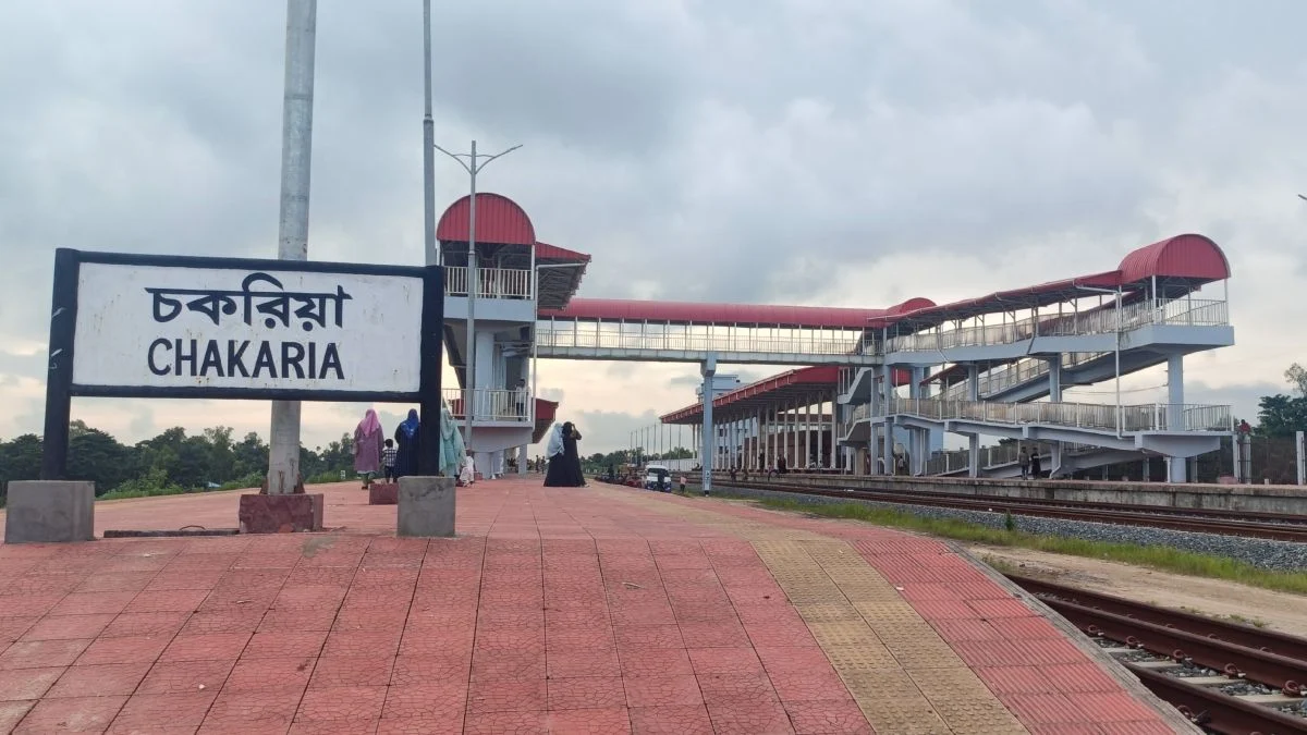 চোখের সামনে দিয়ে যায় ট্রেন, ওঠার সুযোগ নেই ৮ উপজেলাবাসীর