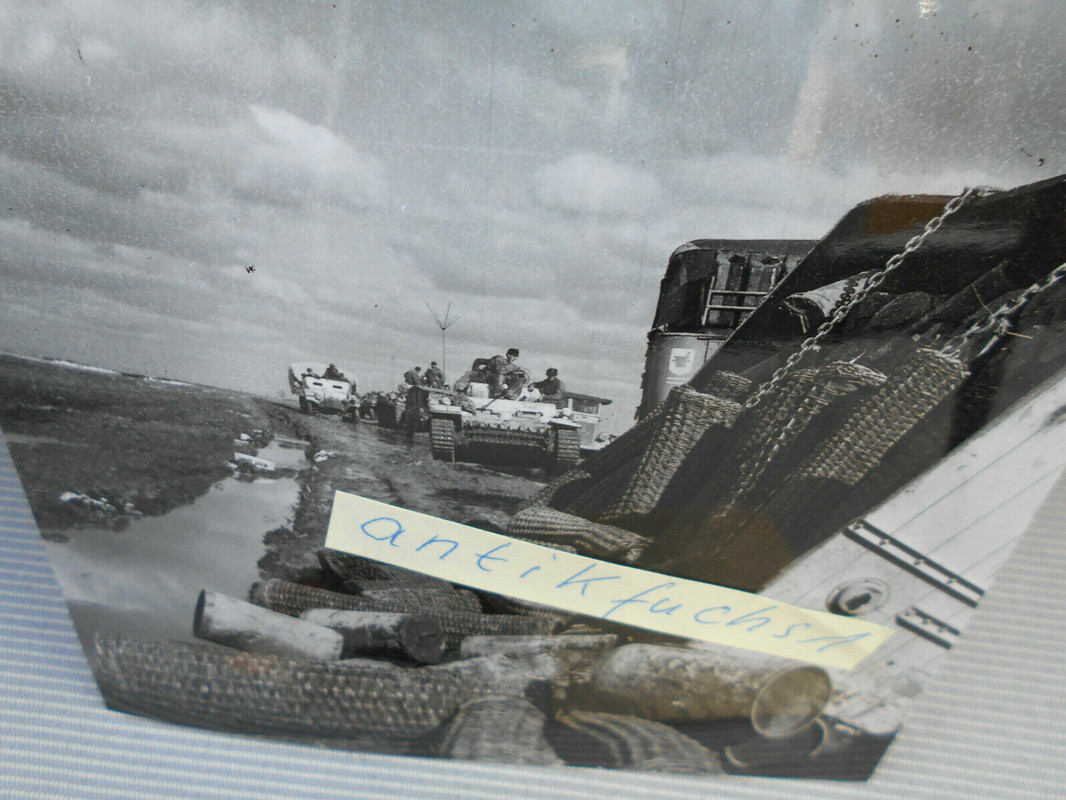 Deutsche Panzer und SPW´s auf Rückzug-Straße an der Ostfront 1944