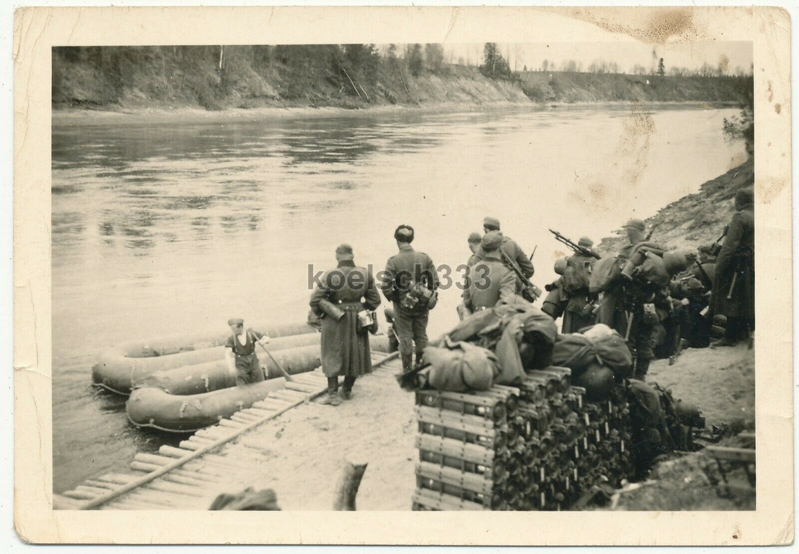 Foto Soldaten der Wehrmacht an einem Fluss Brückenkopf Ostfront Russland 1941