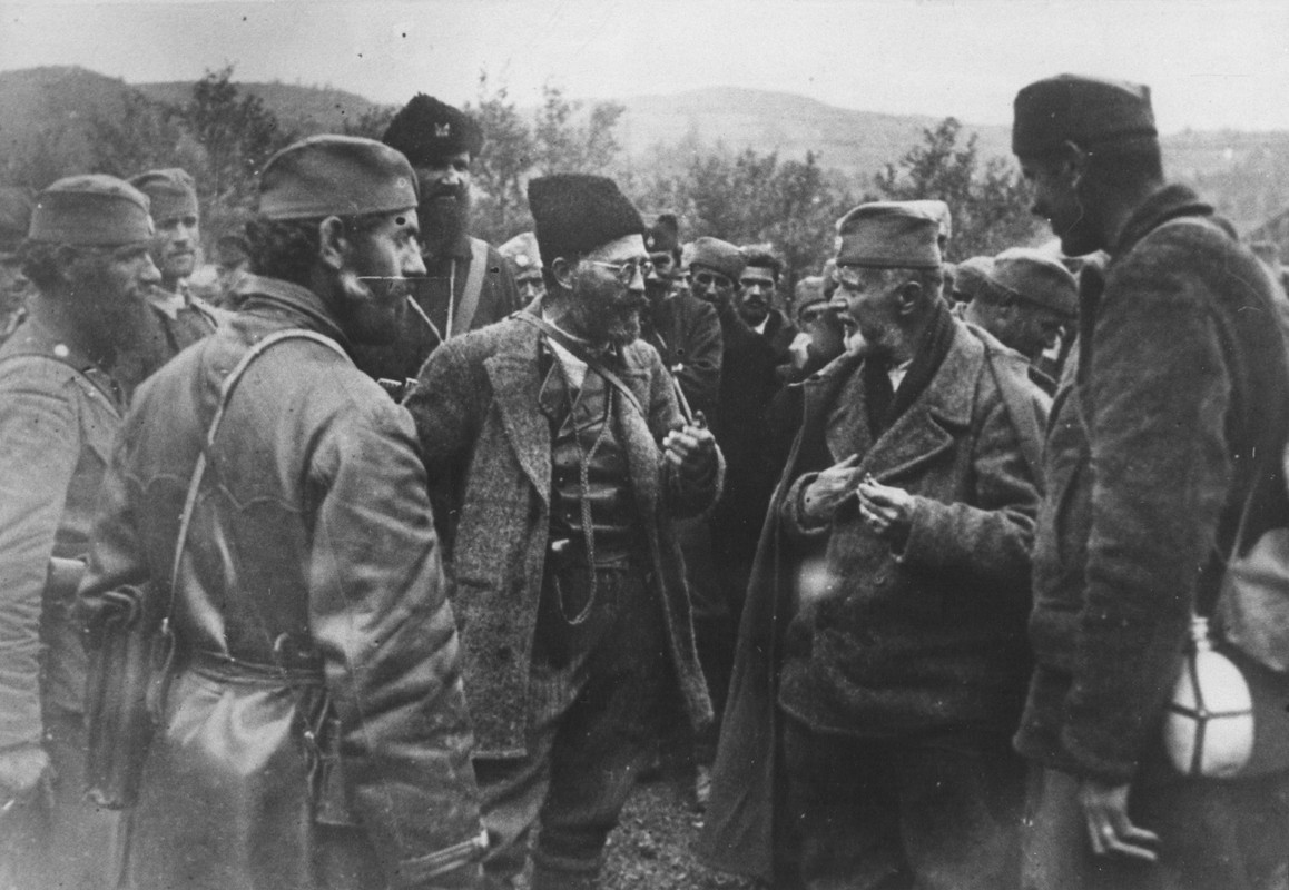 Draža_confers_with_his_men