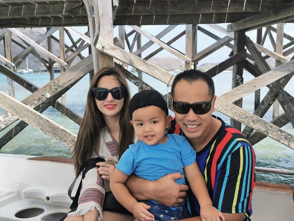 Ardi Bakrie bersama istri dan anak keduanya