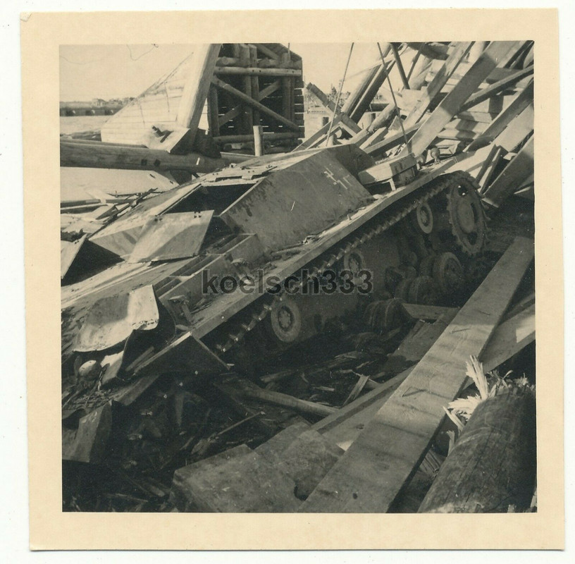 Foto Sturmgeschütz Panzer der Wehrmacht auf Brücke eingebrochen 