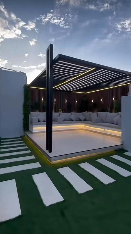 برجولة مع أعمدة خشبية