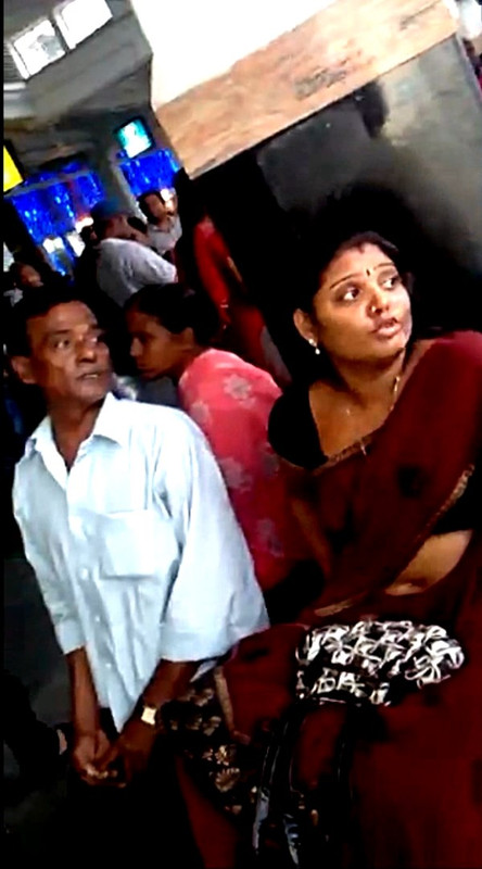 Hot Aunty Open Navel Show From Railway Station