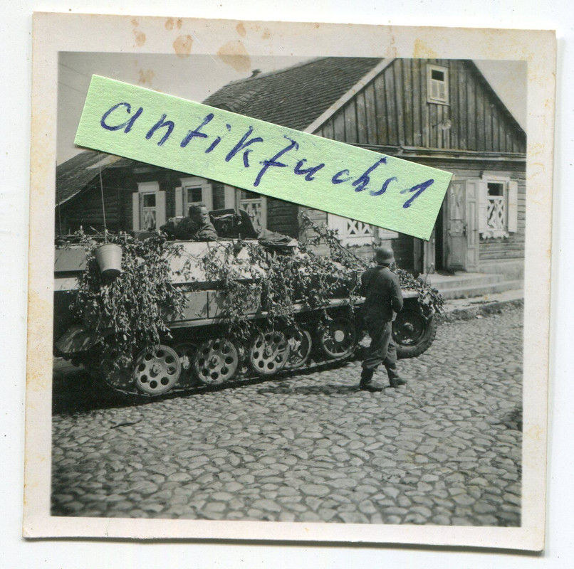 WH - Schützen-Panzer  SPW mit Ästen getarnt im Dorf an der Front 1944.
