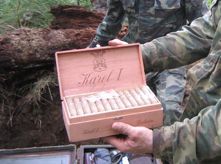 Un par de cajas de puros habanos