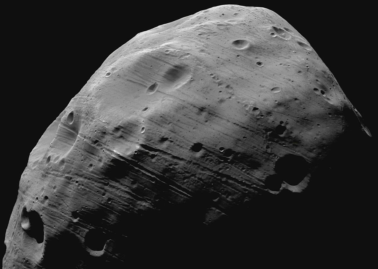 espectacular imagen de la cicatrizada superficie de Fobos (Phobos)