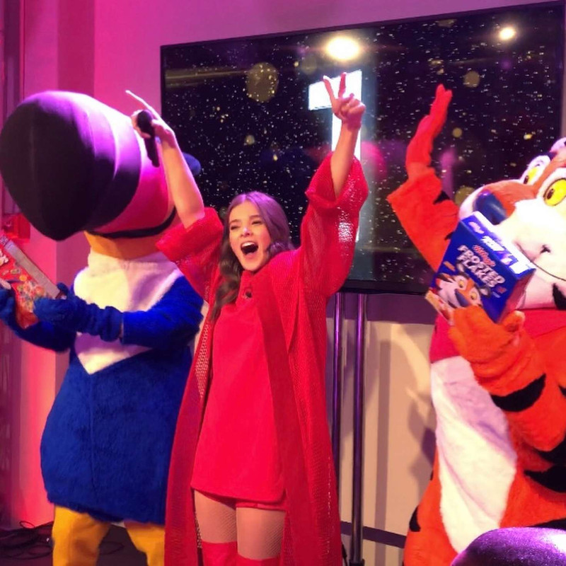hailee-steinfeld-performing-at-kelloggs-nyc-cafe-for-national-ce