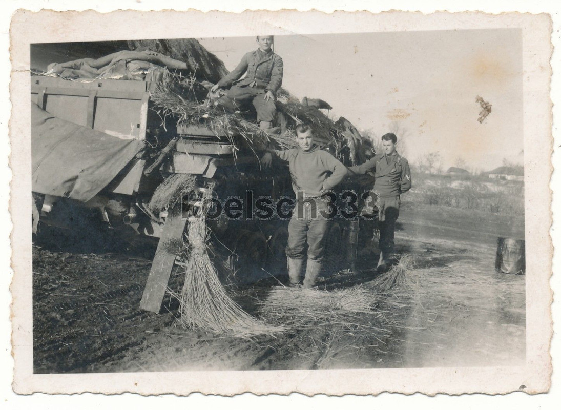 Foto Panzermänner am gut getarnten Sturmgeschütz Panzer an der O