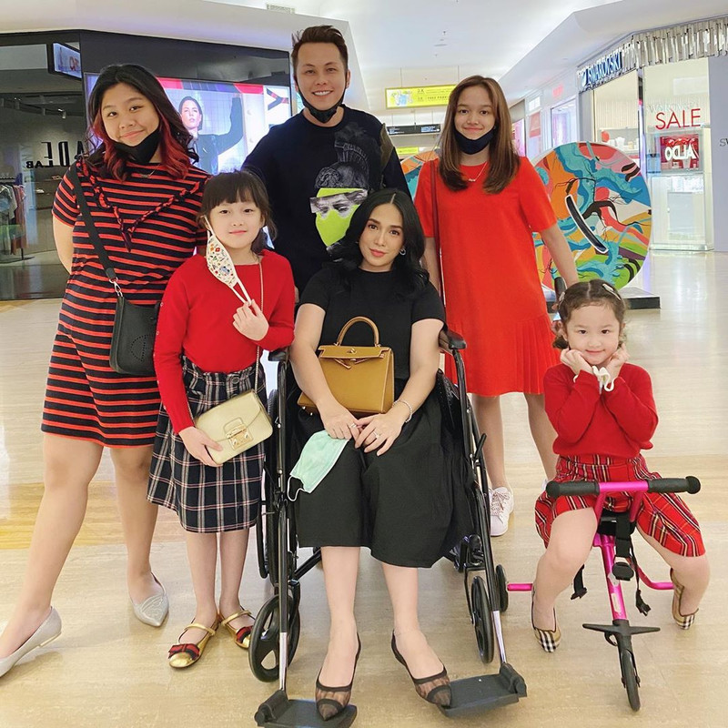 Keluarga Ussy Sulistiawaty dan Andhika Pratama memiliki empat anak