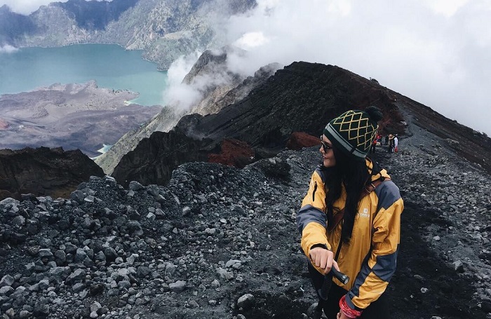 Alexa Key saat mendaki Gunung Rinjani pada 2014 silam.