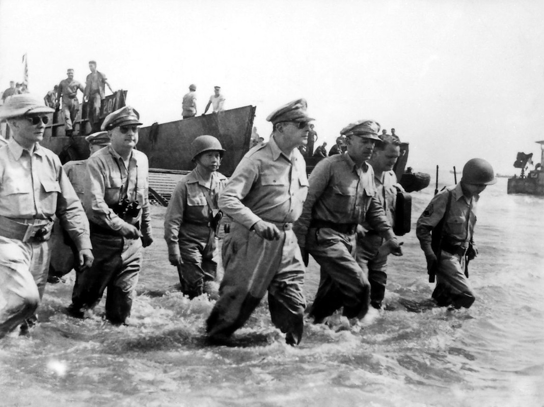General Douglas MacArthur, Presidente Osmeña, y su personal de tierra en Palo, Leyte. 20 de octubre de 1944