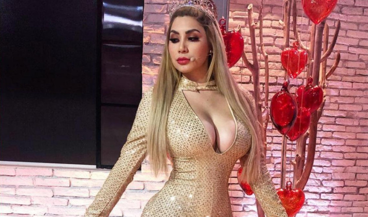 La Bebeshita recibe elogios por su ajustado vestido rojo de piel 