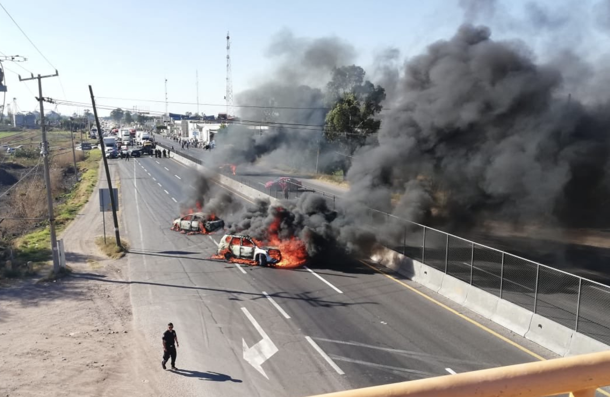 Narcobloqueos dejan vehículos, farmacias y comercios incendiados en Guanajuato