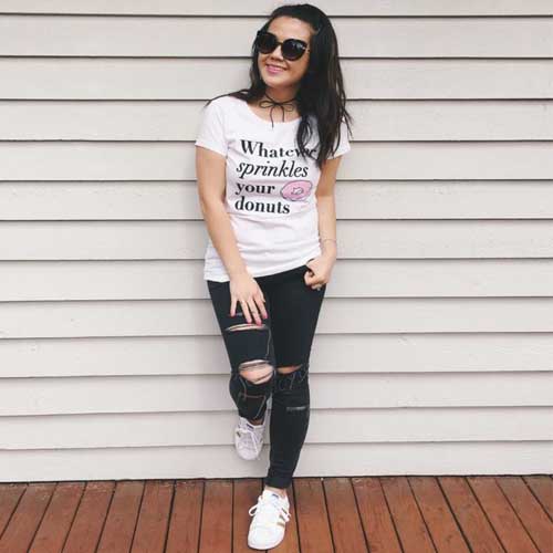 https://i.postimg.cc/L68hqqBC/Designed-T-shirt-with-torn-jeans.jpg