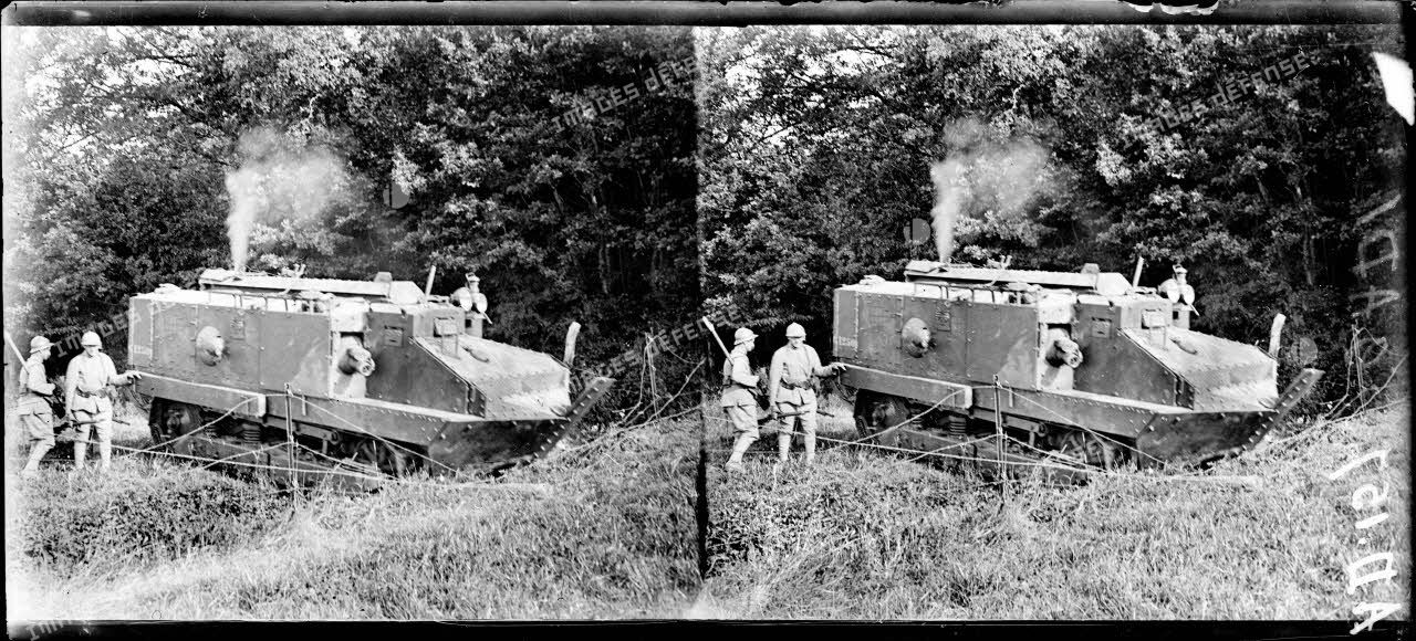 Bois de Saint-Imoges. Marne. Manoeuvre de chars d'assaut. Un char Schneider. [légende d'origine]