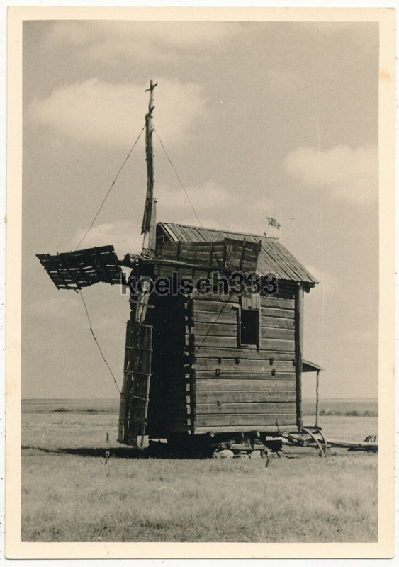 Foto kleine hölzerne Windmühle in der Steppe vor Stalingrad Ostfeldzug